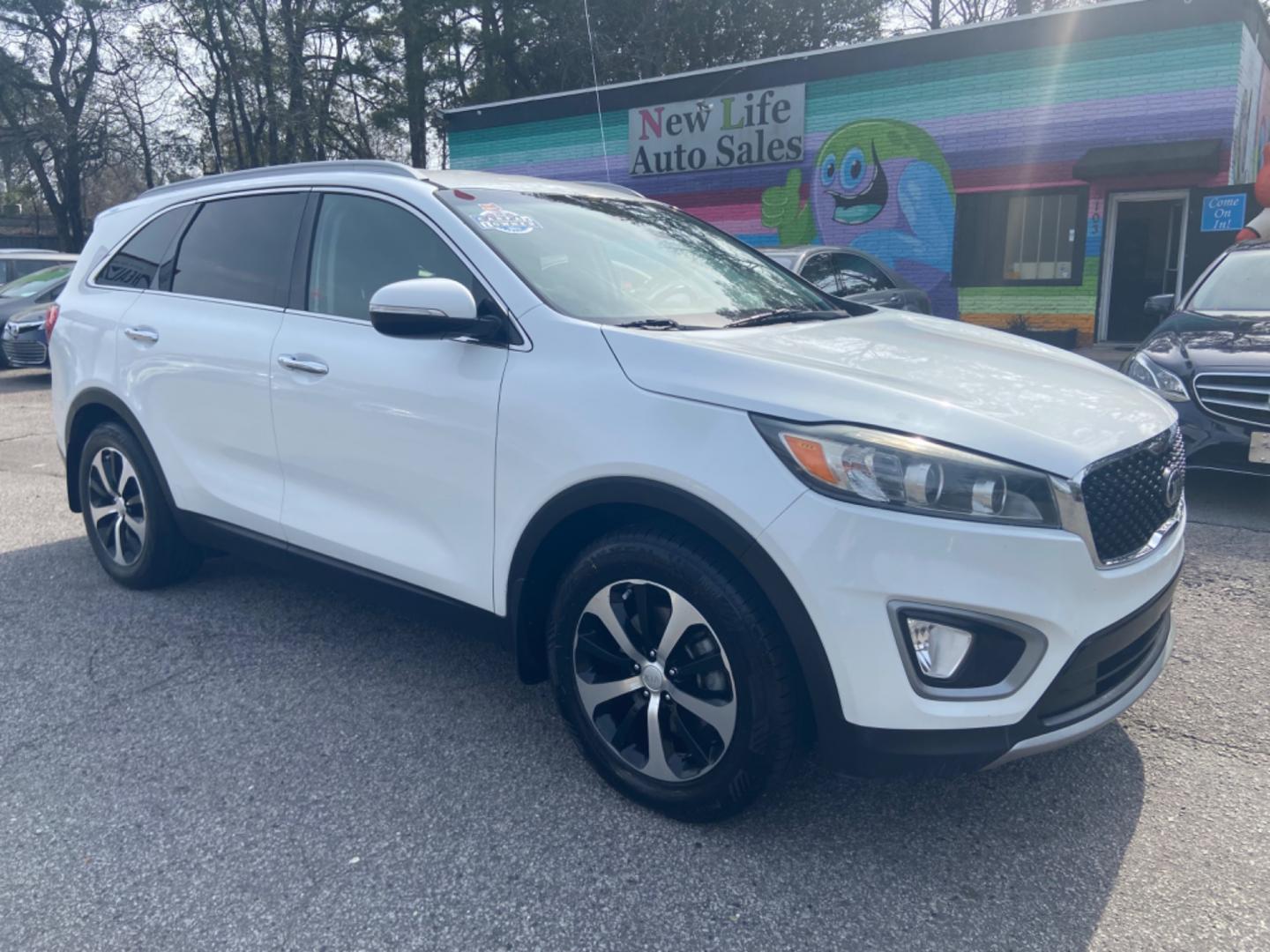 2016 WHITE KIA SORENTO EX V6 (5XYPH4A58GG) with an 3.3L engine, Automatic transmission, located at 5103 Dorchester Rd., Charleston, SC, 29418-5607, (843) 767-1122, 36.245171, -115.228050 - Photo#0